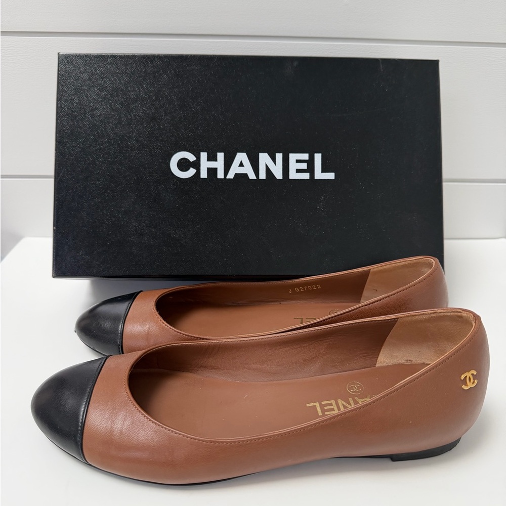 CHANEL Brown Leather Flats with Black Cap - Picture 2 of 5
